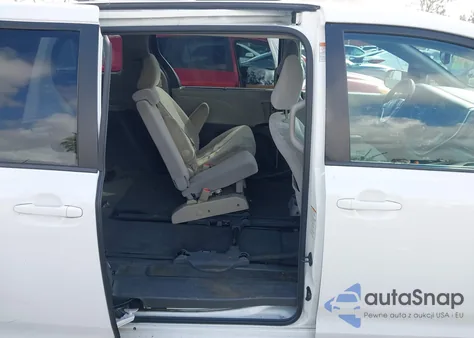 2015 Toyota Sienna Le 8 Passenger z USA, uszkodzony, nr VIN 5TDKK3DC9FS574529